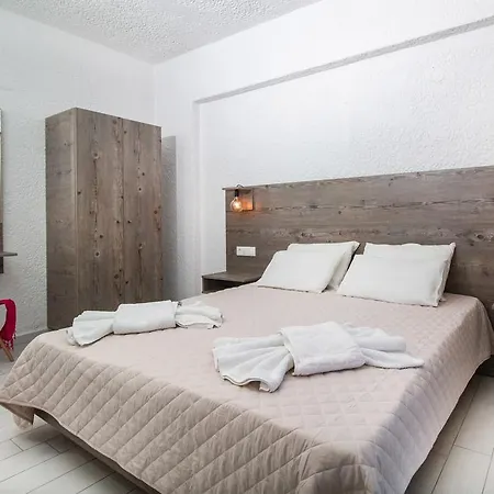 Anika فاليراكي